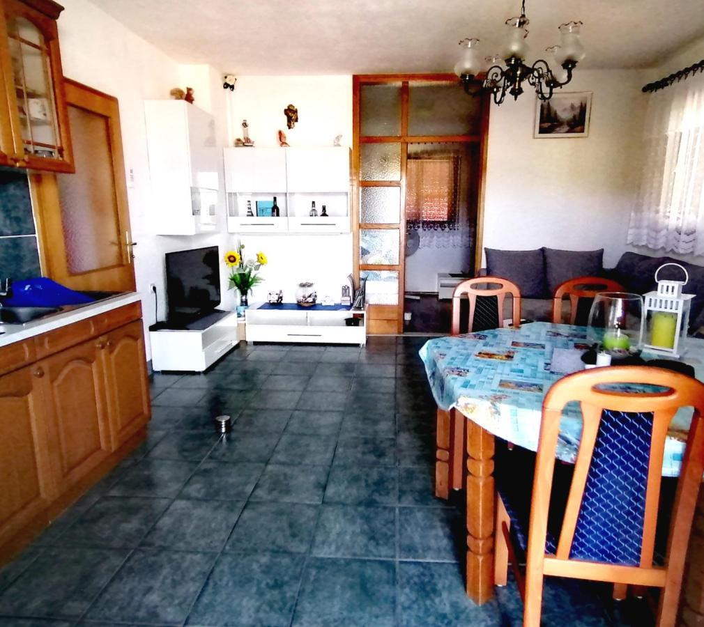 Apartman Canaki Splitska Exterior foto